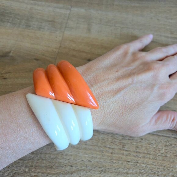 Vintage plastic beige and caramel brown bangle/bracelet. Size Small. - Picture 1 of 6
